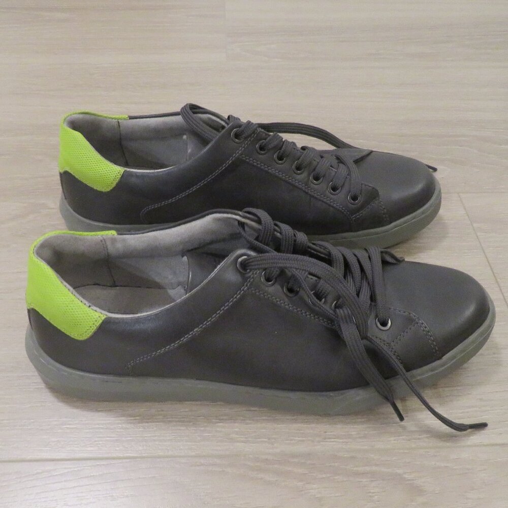 KENNETH COLE Black Leather Sneaker. Size 10.